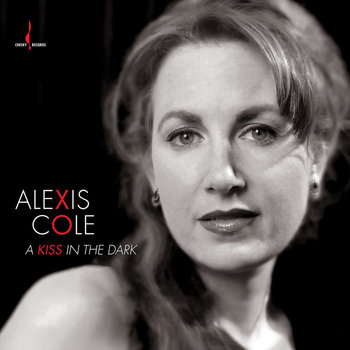 Schwarz-Weiß Bild der Sängerin Alexis Cole und dem Titel "A KISS IN THE DARK" wobei das Wort "KISS" und die Buchstaben "X" und "O" im Namen der Sängerin bewusst in Rot gehalten sind, um XO KISS lautmalerisch hervorzuheben