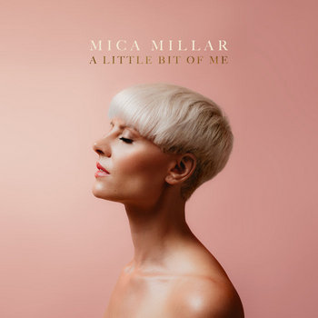 Cover Mica Miler "A Little Bit Of Me". Nackte Büste der Künstler mit geschlossenen Augen und blonden Topfhaarschnitt im Profil vor rosa Hintergrund.